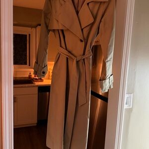 Banana republic classic camel tan trench coat with buttons and waist tie size SM